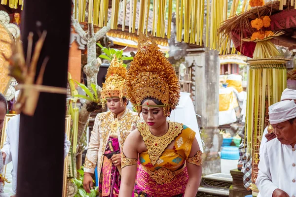 Bali, Indonesië - 2 januari 2019: Mensen op een traditionele balinese huwelijksceremonie. — Stockfoto