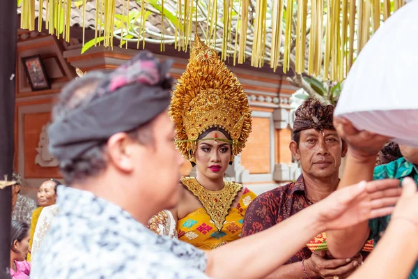 Bali, Indonesië - 2 januari 2019: Mensen op een traditionele balinese huwelijksceremonie. — Stockfoto