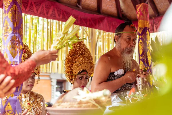 BALI, INDONESIA - 2 DE ENERO DE 2019: La gente en una ceremonia tradicional de boda balinesa . — Foto de Stock