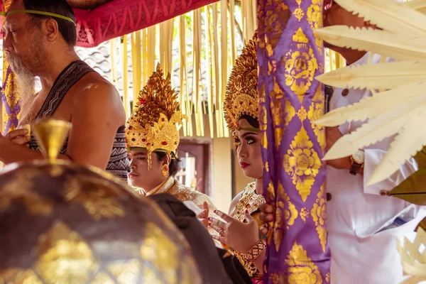 BALI, INDONESIA - 2 DE ENERO DE 2019: La gente en una ceremonia tradicional de boda balinesa . — Foto de Stock