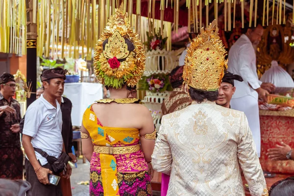 Bali, Indonesien - 2 januari 2019: Människor på en traditionell balinesiska bröllopsceremonin. — Stockfoto