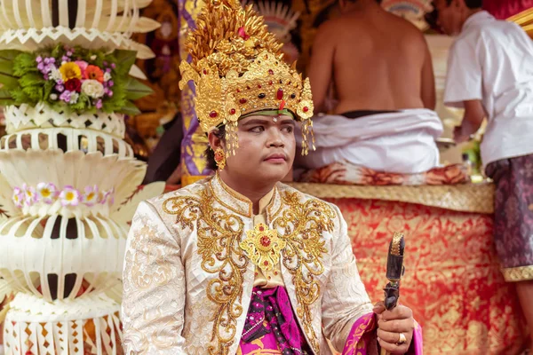 Bali, Indonesien - 2 januari 2019: Människor på en traditionell balinesiska bröllopsceremonin. — Stockfoto