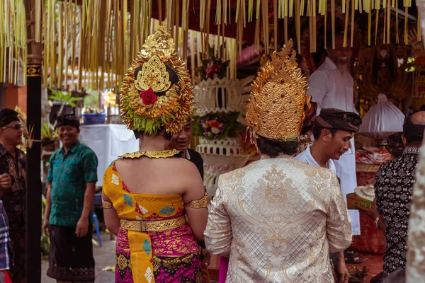 Bali, Indonésie - 2 ledna 2019: Lidé na tradiční balinéskou svatební obřad. — Stock fotografie