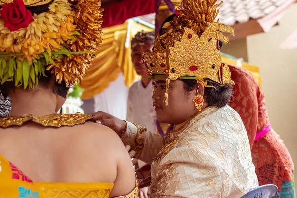 BALI, INDONESIA - 2 GENNAIO 2019: Le persone in una tradizionale cerimonia nuziale balinese . — Foto Stock