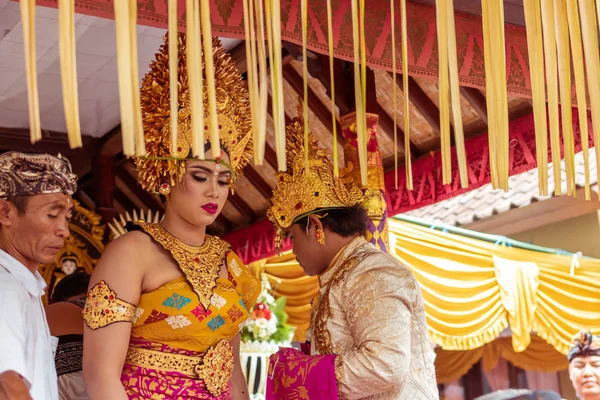 Bali, Indonesië - 2 januari 2019: Mensen op een traditionele balinese huwelijksceremonie. — Stockfoto