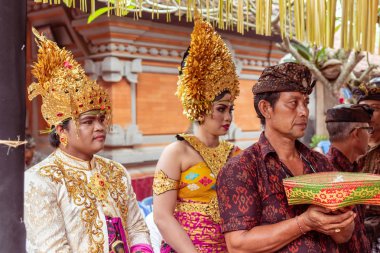 Bali, Endonezya - 2 Ocak 2019: Geleneksel Bali düğün töreninde insanlar.
