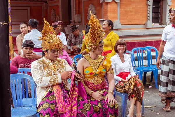 Bali, Indonézia - 2019. január 2.: Egy tradicionális balinéz esküvő emberek. — Stock Fotó