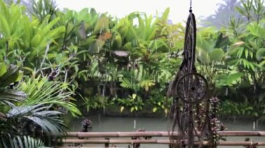Lüks Bali villa, düş kapanı. Sezon yağmur. Yağmur damlaları. Doğa arka plan. Bali Adası, Endonezya.