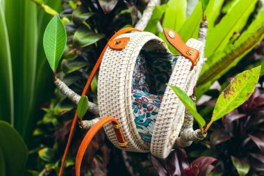 Şık el yapımı rattan Eko dostu el çantası tropikal bir arka plan üzerinde. Bali Adası.