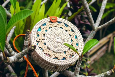 Şık el yapımı rattan Eko dostu el çantası tropikal bir arka plan üzerinde. Bali Adası.