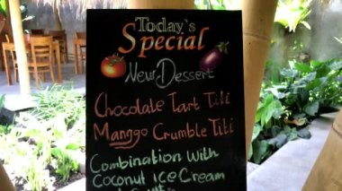 Restoran menüsünde siyah ahşap tahta. Tropikal Cafe, Bali Adası, Endonezya.