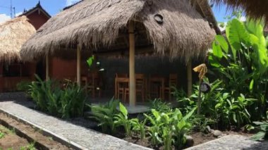 Tropikal Cafe dış, saman çatı. Island of Gods Bali, Endonezya.