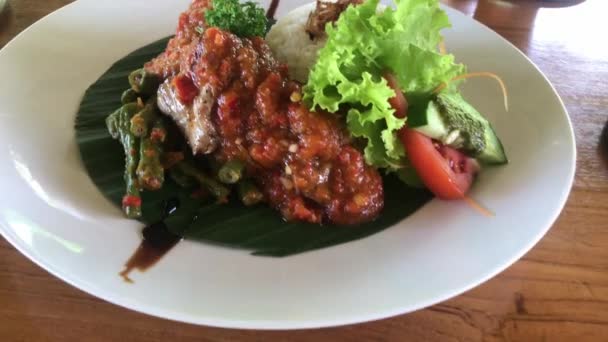 Femme mangeant du steak barbecue au thon dans un café tropical de l'île de Bali, Indonésie . — Video