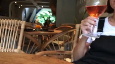 Genç kadın creek restoranda gül şarap içme. 4 k görüntüleri.