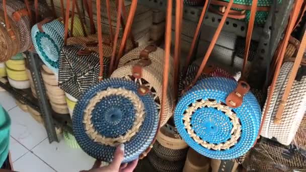 Mulher escolhendo rattan eco bags na loja de arte na ilha de Bali, Indonésia. Mulher elegante saco ecológico . — Vídeo de Stock