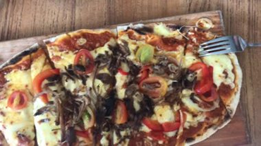 Yunan yemeği kuzu pizza ve souvlaki Yunan restoranı Bali Adası, Endonezya.