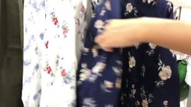 Kadınlar dükkanda giydirin. Kadın moda giyim alışveriş merkezi.
