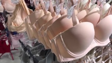 Kadınlar pirinç alışveriş merkezi içinde closeup 4k görüntüleri. Perakende mağaza.