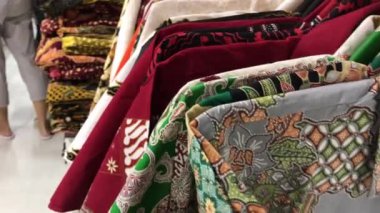Batik erkek gömlek Store. Alışveriş Merkezi. Erkek alışveriş kavramı. renkli moda erkek giysi 4 k video.
