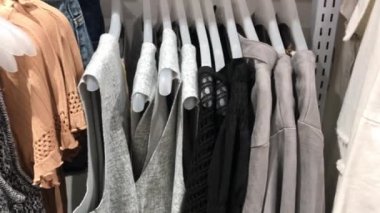 Kadın giyim mağaza. Kadın moda giyim alışveriş merkezi. 4k görüntüleri giyim.