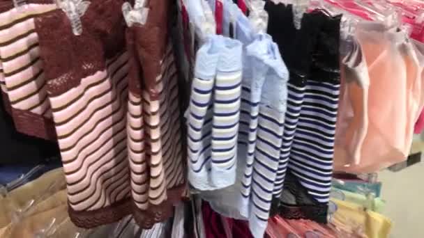 店の女性のパンティー。ショッピング モールで女性下着の 4 k 映像. — ストック動画