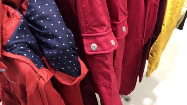 Παλτά ανδρών στο κατάστημα. 4 k πλάνα του αρσενικό ψώνια. Το εμπορικό κέντρο. Casual ρούχα. — Αρχείο Βίντεο
