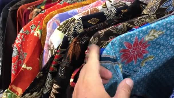Batik koszule w sklepie. Centrum handlowe. Mężczyzna koncepcji handlowej. 4 k wideo kolorowy moda męska Odzież. — Wideo stockowe