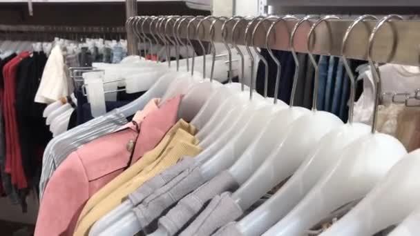 Vestiti da donna nel negozio. Vestiti femminili di moda nel centro commerciale. Filmati di abbigliamento 4K . — Video Stock