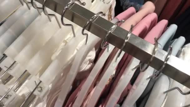 Primer plano de perchas metálicas en la tienda. Centro comercial. Imágenes de 4K. Tienda de moda, retail . — Vídeo de stock