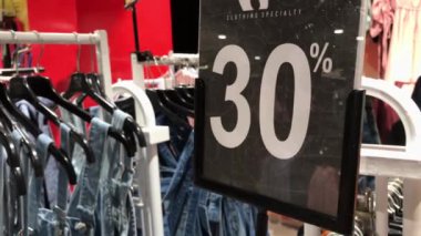 İşareti plaka depodaki indirim. Alışveriş Merkezi. 4 k görüntüleri. Perakende, satış, Pazar.