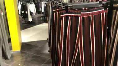 Kadın giyim mağaza. Kadın moda giyim alışveriş merkezi. Butik.