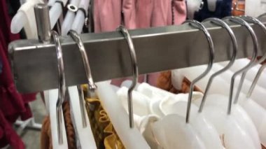 Kadın giyim mağaza. Kadın moda giyim alışveriş merkezi. 4k görüntüleri giyim.