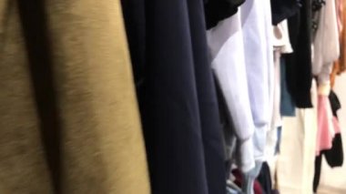 Kadın giyim mağaza. Kadın moda giyim alışveriş merkezi. 4k görüntüleri giyim.