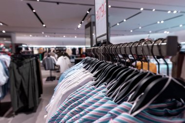 Kadın giyim moda mağaza içinde. Alışveriş Merkezi. Kadın moda alışveriş kavramı.