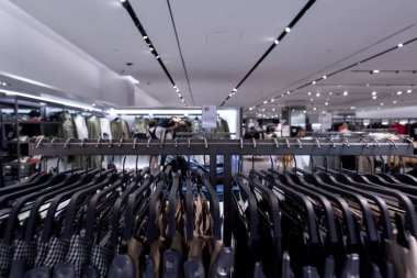 Kadın giyim moda mağaza içinde. Alışveriş Merkezi. Kadın moda alışveriş kavramı.