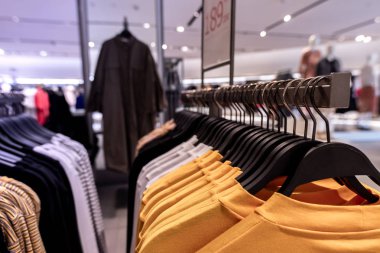 Kadın giyim moda mağaza içinde. Alışveriş Merkezi. Kadın moda alışveriş kavramı.