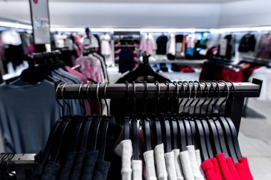 Kadın giyim moda mağaza içinde. Alışveriş Merkezi. Kadın moda alışveriş kavramı.