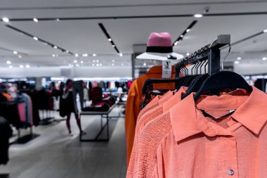 Kadın giyim moda mağaza içinde. Alışveriş Merkezi. Kadın moda alışveriş kavramı.