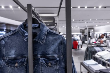 Erkek casual giyim mağazası. Erkekler Salonu, erkek giyim alışveriş merkezi.