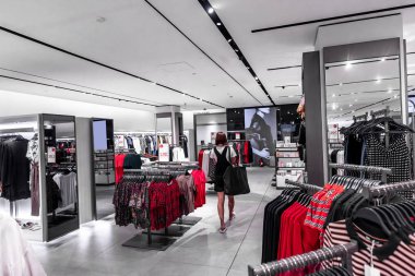 Kadın giyim moda mağaza içinde. Alışveriş Merkezi. Kadın moda alışveriş kavramı.
