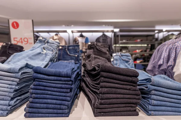 Una pila di jeans nel negozio. Centro commerciale. Concetto shopping . — Foto Stock