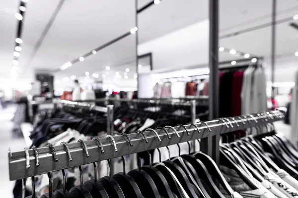 Roupas femininas na loja de moda. No centro comercial. Mulheres conceito de compras de moda . — Fotografia de Stock