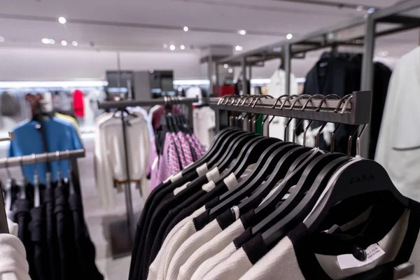 Roupas femininas na loja de moda. No centro comercial. Mulheres conceito de compras de moda . — Fotografia de Stock