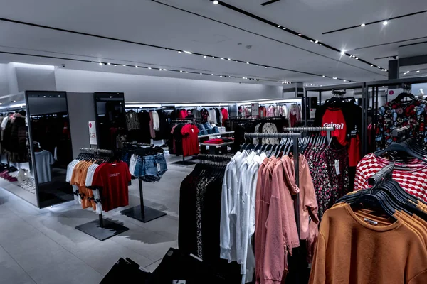 BALI, INDONESIA - 19 FEBBRAIO 2019: Abbigliamento donna nel fashion store. Centro commerciale. Concetto donna moda shopping . — Foto Stock