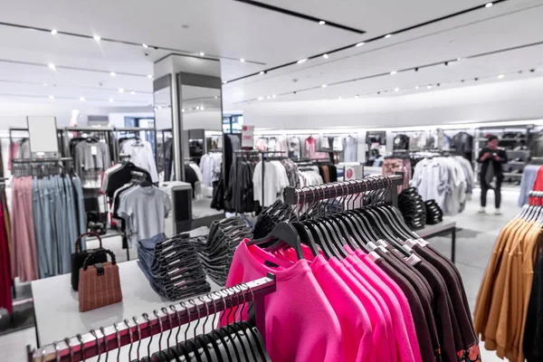 Vestiti da donna nel negozio di moda. Centro commerciale. Concetto donna moda shopping . — Foto Stock