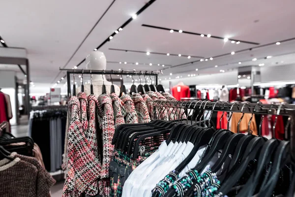 Vestiti da donna nel negozio di moda. Centro commerciale. Concetto donna moda shopping . — Foto Stock