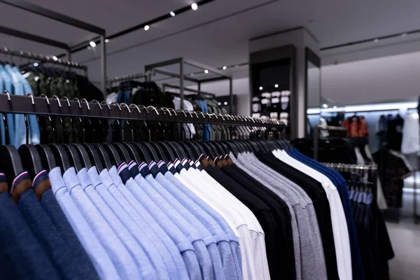 Negozio di abbigliamento casual da uomo. Negozio di uomini, vestiti da uomo nel centro commerciale . — Foto Stock