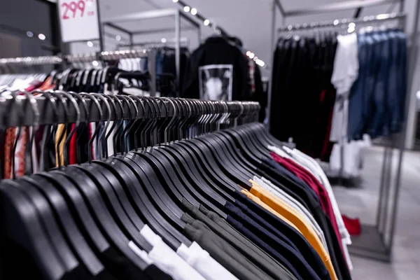Homens loja de roupas casuais. Homens fazem compras, homens vestem-se no shopping . — Fotografia de Stock