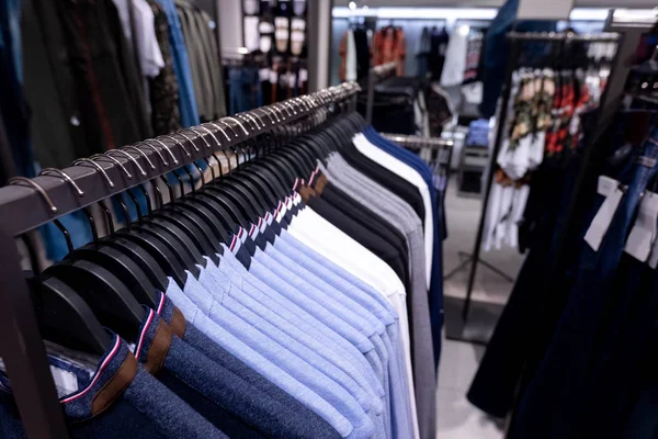 Homens loja de roupas casuais. Homens fazem compras, homens vestem-se no shopping . — Fotografia de Stock