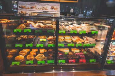 Bali, Endonezya - dönmüş 19, 2019: Starbucks Restoran Güney Kuta Bali Adası, Beachwalk alışveriş merkezi.